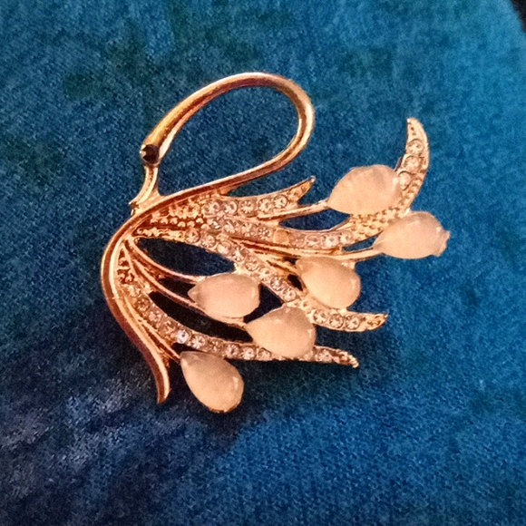 Elegant Gold Tone And White Accent Swan Brooch - Picture 1 of 5